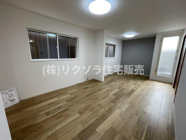 寿町　新築一戸建ての居間・リビング|LDK17.6帖
■物件内覧・資金計画相談・住宅ローン相談、リフォーム相談、お問合せ受付中■
※当日・翌日のご内覧、ご相談はお電話でのお問合せがスムーズです！