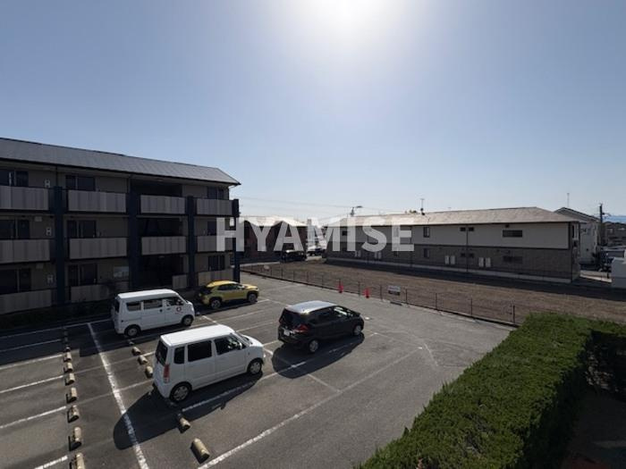 ベイサージュ富の原A棟の駐車場