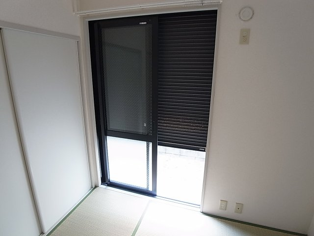 ベルドミールB棟のセキュリティ|シャッター付きの雨戸です