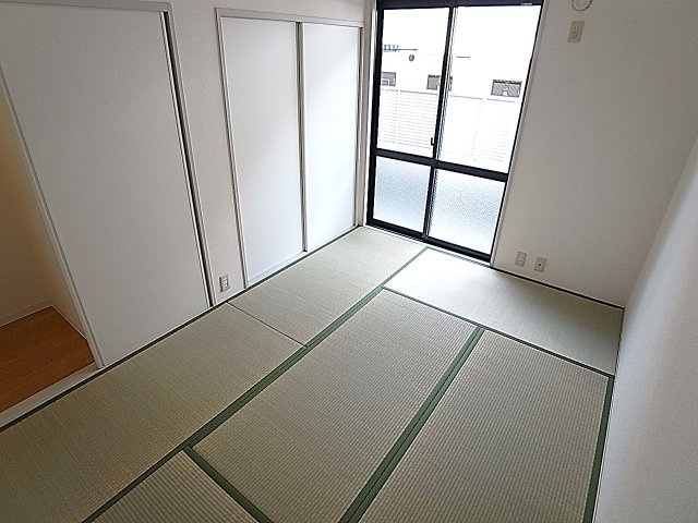 ベルドミールB棟の和室|庭に面した明るい和室