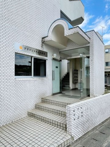 アドバンス九産大駅前のエントランス