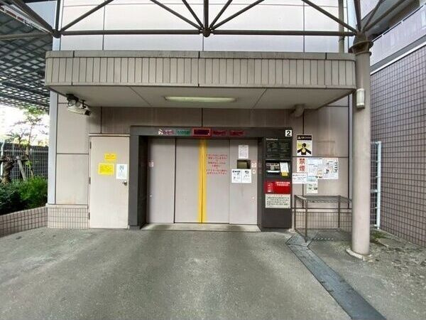 フロンティアタワーナンバイーストの駐車場