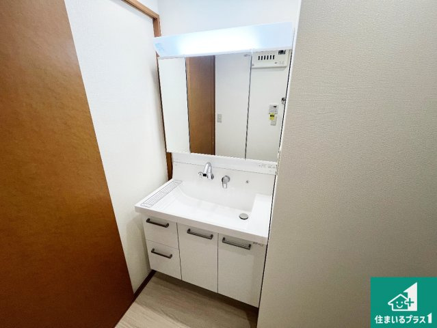 リベール加古川南II 中古マンションの独立洗面台|掃除のしやすい洗面台で毎日清潔！
