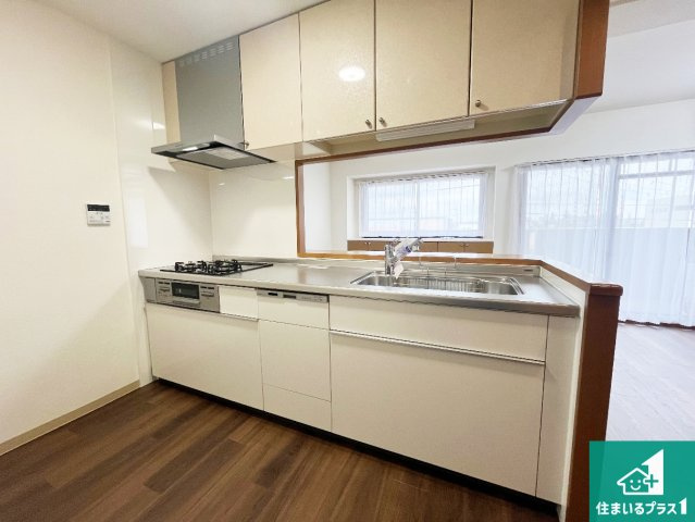 リベール加古川南II 中古マンションのキッチン|子供を見守れる、カウンターキッチン！
