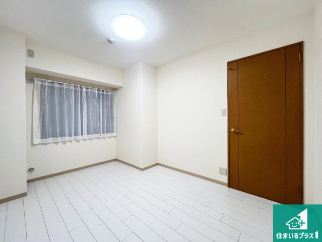 リベール加古川南II 中古マンションの洋室|シンプルかつ開放的な窓のある洋室！
