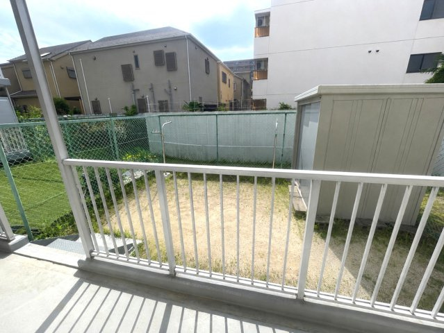 シャルム四条大宮の庭|専用庭20.4㎡
周囲の建物との距離があり、陽当たりの良い専用庭です。