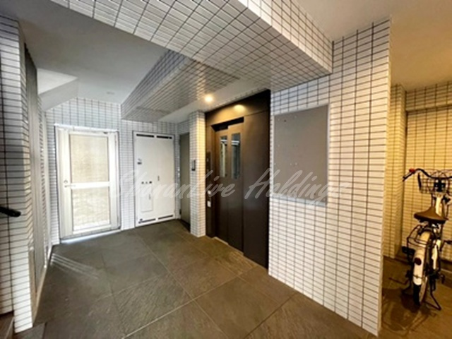 横浜市神奈川区松本町４丁目の賃貸マンションのエントランス
