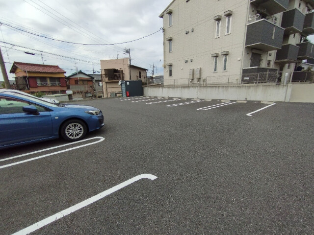 プライムヒル若松の駐車場