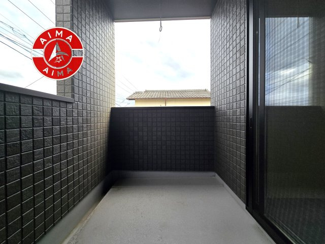 大野城市乙金東3丁目第1-2棟（2号棟）のバルコニー|風をしっかりと感じられるバルコニーでは、毎日が洗濯日和です。広々としているので洗濯も楽しくなるでしょうし、気分転換にバルコニーからの眺めを楽しむのもいいでしょう。