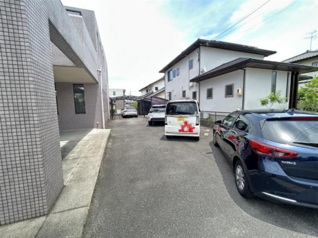 新知台1丁目事務所の駐車場