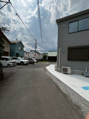 あきる野市平沢　各居室ゆとりのある間取り♪1号棟☆の前面道路含む現地写真