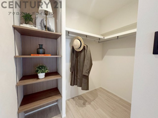 収納力が高く洋服や小物を整理しやすく、更衣室のように使え、部屋がすっきり保てます。収納の配置を自由に調整でき、換気性が良く防湿・防虫対策も可能。快適で機能的な生活空間を実現できます♪
