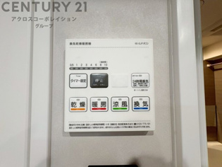 暖房機能があるため、冬場でも温かい浴室で入浴でき、乾燥機能があるため、水気を素早く取り除けます。また、換気機能があるため、湿気を素早く排出してカビや雑菌の発生を防ぐことができます。

