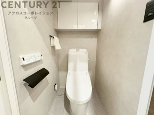 温水洗浄便座付トイレは温水洗浄機能により、暖かい水でおしりを洗浄することができ、冷たい水を使う従来の便座に比べ、温水洗浄機能で暖かいトイレを提供し、快適な使用を可能にします。

