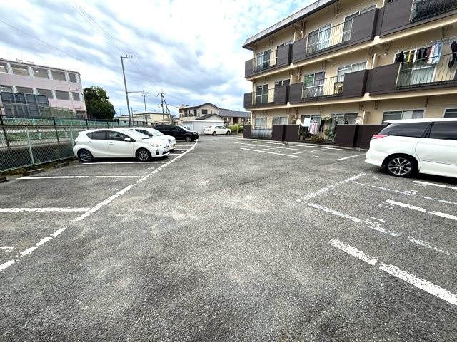 浅野マンションの駐車場