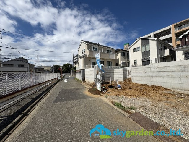 藤沢市石川第39　新築戸建　全２棟２号棟の前面道路含む現地写真|令和8年8月6日撮影（建築中）