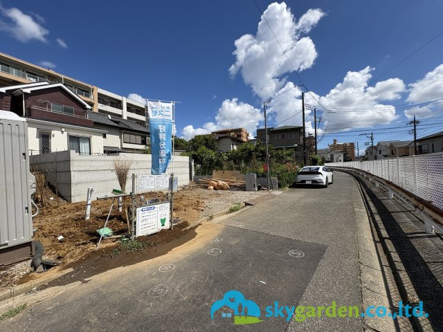藤沢市石川第39　新築戸建　全２棟２号棟の前面道路含む現地写真|令和8年8月6日撮影（建築中）