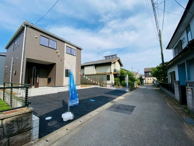 八街に第２０　新築戸建て　１号棟の前面道路含む現地写真