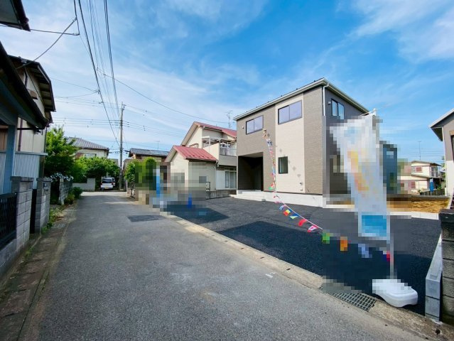 八街に第２０　新築戸建て　１号棟の前面道路含む現地写真