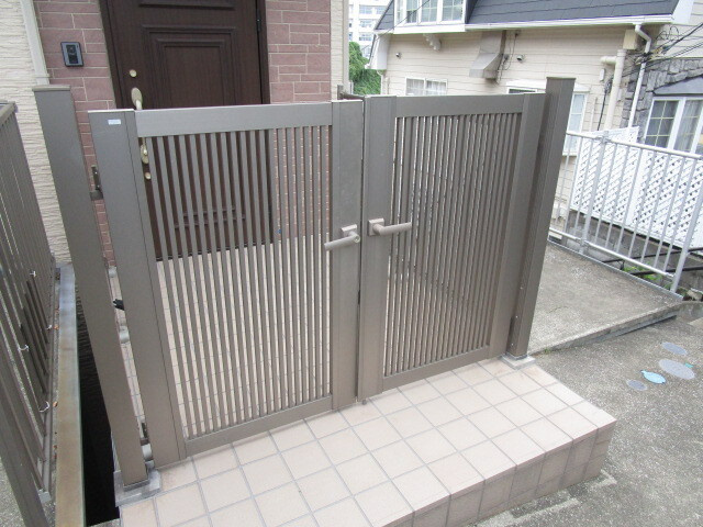 横浜市中区山手町のアパートのエントランス