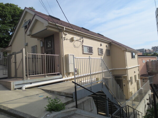 横浜市中区山手町のアパートの外観