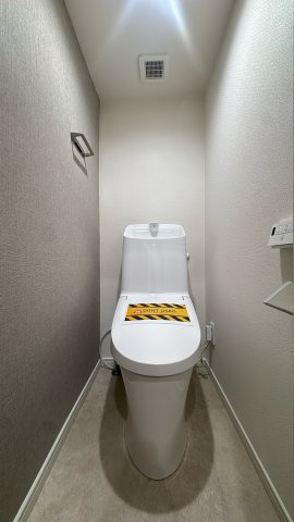 【トイレ】 | 東カングランドマンション大濠パークサイド☆仲介手数料無料☆ | 清潔感のある温水洗浄便座付きトイレ。毎日使う場所だからこそ、シンプルで落ち着ける空間に仕上げています。