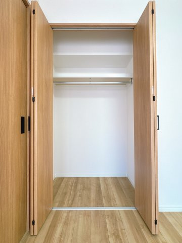 【収納】 | 東カングランドマンション大濠パークサイド☆仲介手数料無料☆ | 【リフォーム済みの清潔な収納スペース】内装に合わせ、収納内部も美しく一新。棚板の調整など使い勝手にも配慮されており、大切な衣類も安心して保管いただけます。