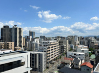 【展望】 | 東カングランドマンション大濠パークサイド☆仲介手数料無料☆ | 高い建物が少なく、心地よい風と陽光が舞い込む開放的なロケーション。利便性豊かな鳥飼エリアにいながら、周囲の視線を気にせずのびのびと過ごせる希少な住環境です。