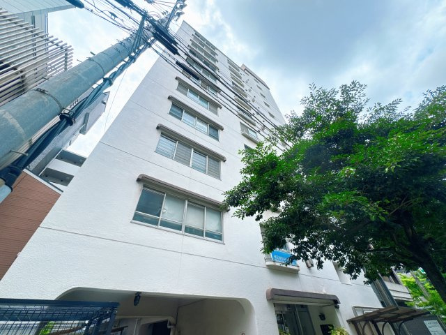 【外観】 | 東カングランドマンション大濠パークサイド☆仲介手数料無料☆ | 天神・博多駅・福岡空港へダイレクトに繋がる空港線「唐人町」駅と、薬院・天神南・博多駅へアクセスしやすい七隈線「六本松」駅の双方が徒歩圏内です。行き先に応じて路線を使い分けられるのが大きな強みです。