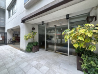 【エントランス】 | 東カングランドマンション大濠パークサイド☆仲介手数料無料☆ | 福岡市民のオアシスである「大濠公園」がほど近く、緑豊かな環境です。ランニングやウォーキング、休日のリフレッシュに最適な、羨望のロケーションが広がります。