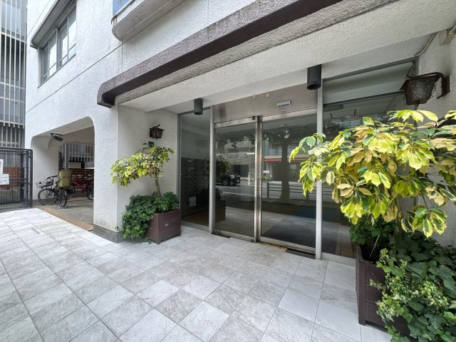 【エントランス】 | 東カングランドマンション大濠パークサイド☆仲介手数料無料☆ | 福岡市民のオアシスである「大濠公園」がほど近く、緑豊かな環境です。ランニングやウォーキング、休日のリフレッシュに最適な、羨望のロケーションが広がります。