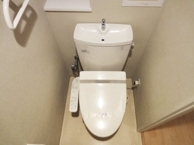 ＫＤＸ宝塚レジデンスのトイレ|落ち着いた色調のトイレです