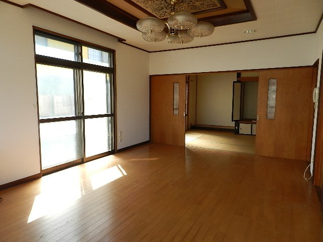 登別市新生町2丁目16-11戸建の居間・リビング