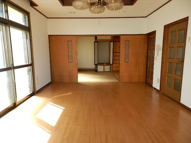 登別市新生町2丁目16-11戸建の居間・リビング