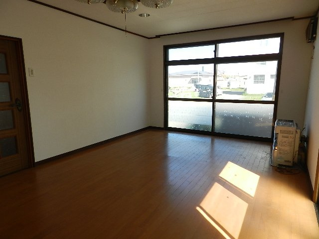 登別市新生町2丁目16-11戸建の居間・リビング