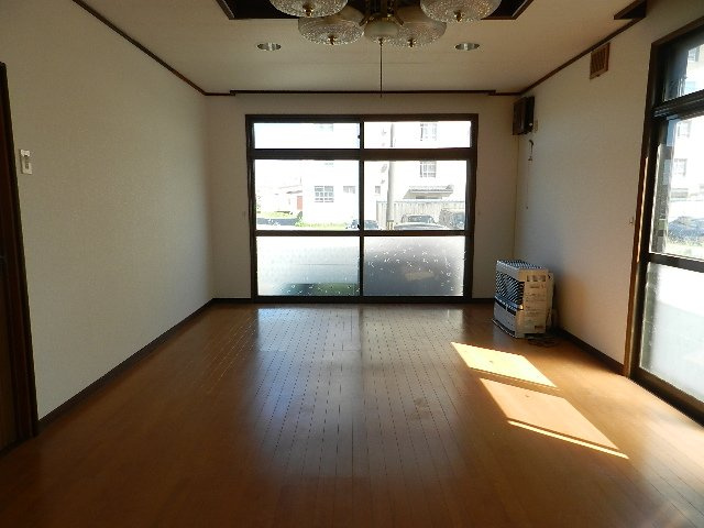 登別市新生町2丁目16-11戸建の居間・リビング