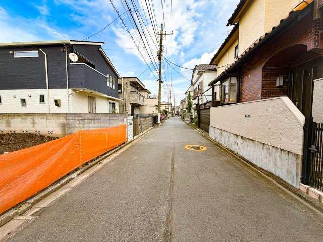 ＜LIBERi リーベリー＞練馬区春日町2丁目　南道路×整形地　建築条件付き売地の前面道路含む現地写真