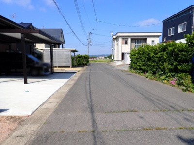 【前面道路含む現地写真】 | 黒石市末広　宅地60坪 