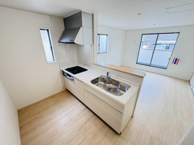 三郷市谷中新築戸建のキッチン|広々システムキッチン