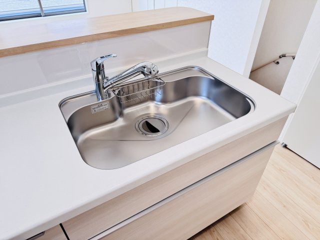 三郷市谷中新築戸建のキッチン|シンクの水栓には浄水器がついてます！