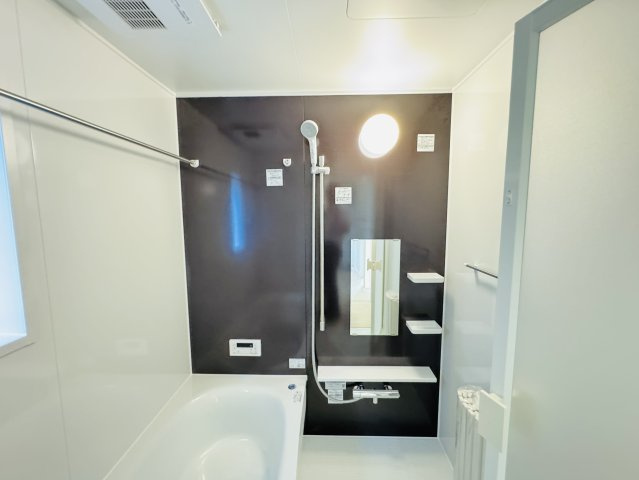 三郷市谷中新築戸建の浴室|スライド式シャワーホルダー・手元で水流切り替えシャワーヘッド