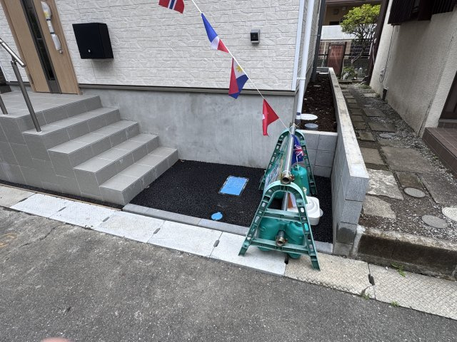 三郷市谷中新築戸建のその他|玄関前駐輪スペース