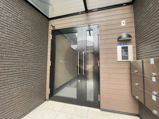 セレニティ荒本 A棟のエントランス