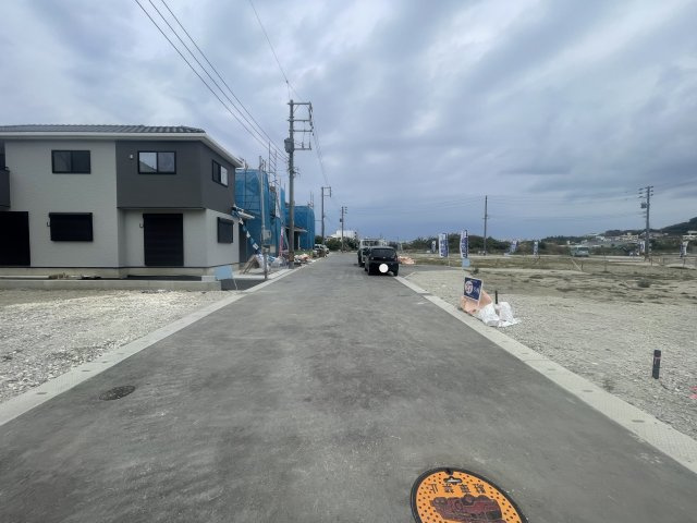 豊見城市渡橋名浜原（全39棟）26号棟の前面道路含む現地写真|※北西側6m道路♪