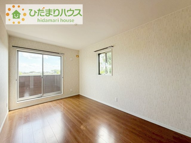 【洋室】 | 結城市大字山川新宿　中古戸建 | バルコニーに面している居室なので、自然と光が差し込みます♪