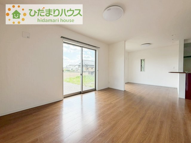 【居間・リビング】 | 結城市大字山川新宿　中古戸建 | お子様が元気に遊べる広々としたリビングです！