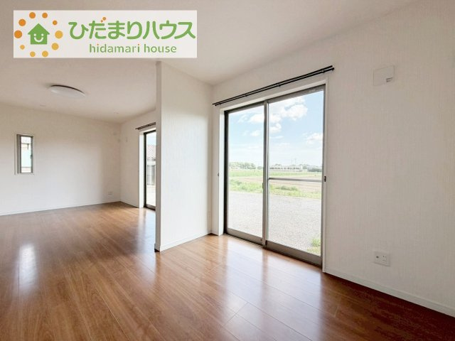 【居間・リビング】 | 結城市大字山川新宿　中古戸建 | 南に面した大きな窓から差し込む光で日中は電気いらず♪