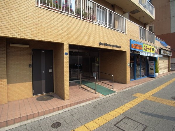ライオンズマンション上板橋のエントランス|ペット飼育可能！オートロック＆宅配ボックス付き新耐震基準マンション、ライオンズマンション上板橋は即日現地案内可能となっておりますので、お気軽にお問い合わせください！
