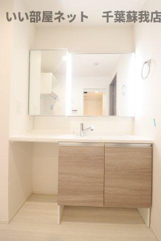 D-ROOM君塚ⅠAの洗面所|椅子をしまえてメイクも出来る大きな洗面台！