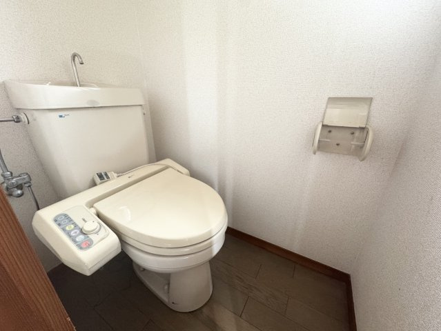 立地が良くすぐにそのまま住めるオシャレな間取り♪屋根裏部屋付き♪熊谷市肥塚のトイレ